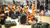 Pakar dan penyelamat Swiss dengan anjing penjaga bersiap untuk terbang ke Turki yang dilanda gempa, di Bandara Zurich, Swiss, Senin (6/2/2023). AP/Michael Buholzer  