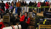 Petugas pemadam kebakaran Spanyol mempersiapkan peralatan mereka di bandara internasional Barajas untuk membantu misi penyelamatan di Turki sebelum menaiki penerbangan di Madrid, Spanyol. AP/Paul White  