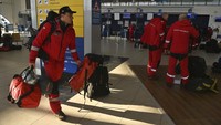 Tim penyelamat dari Ceko bersiap terbang ke Turki untuk membantu mencari orang-orang di puing-puing, di Bandara Leos Janacek, di Ostrava, Republik Ceko. AP/Jaroslav Ozana