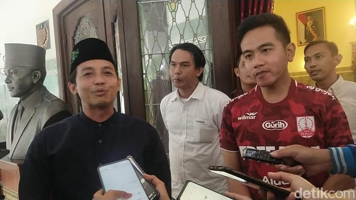 Sekretaris Dewan Pembina Partai Solidaritas Indonesia (PSI) Raja Juli Antoni menemui Wali Kota Solo Gibran Rakabuming Raka di Loji Gandrung, Selasa (7/2/2023).