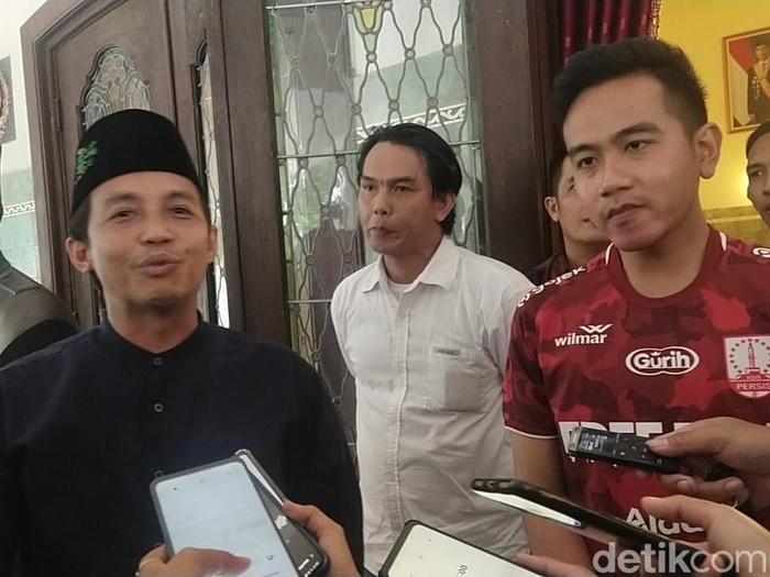 Sekretaris Dewan Pembina Partai Solidaritas Indonesia (PSI) Raja Juli Antoni menemui Wali Kota Solo Gibran Rakabuming Raka di Loji Gandrung, Selasa (7/2/2023).