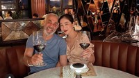  Ini salah satu momen pesinetron itu bersama suaminya Sukhdev Singh saat menikmati segelas wine di restoran mewah. Foto: Instagram @bungazainal05