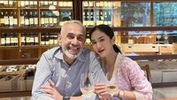 Perbedaan usia 18 tahun bukan masalah bagi pasangan ini. Keduanya terlihat sangat harmonis saat menikmati minuman di bar ini. Foto: Instagram @bungazainal05