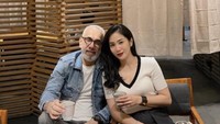 Kalau ini momen artis kelahiran 1987 itu saat makan di restoran Jepang bersama sang suami. Sebelum makanan datang, mereka mengabadikan momen dulu. Foto: Instagram @bungazainal05
