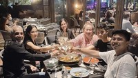  Pemain sinetron berjudul Suci itu juga pernah mengajak suaminya makan malam bersama teman-teman yang lain di sebuah restoran. Foto: Instagram @bungazainal05