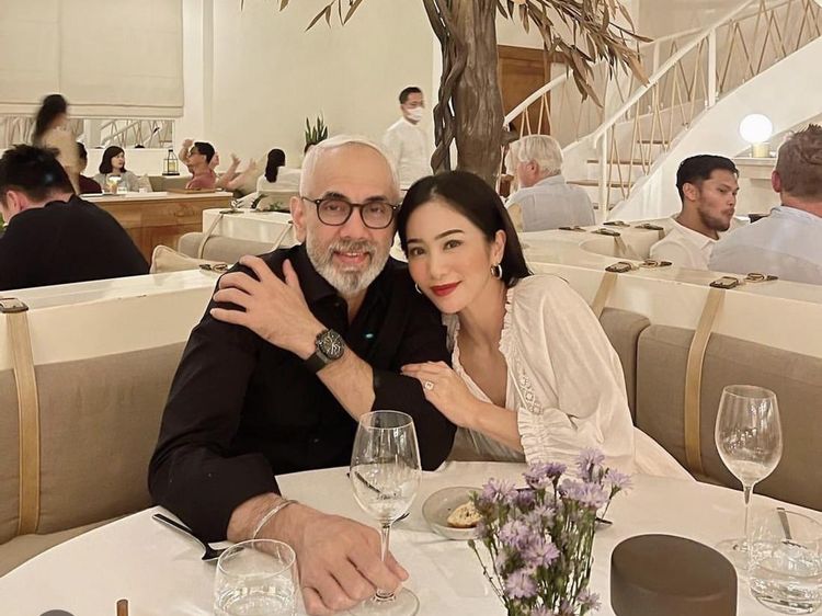 Selisih 18 Tahun, Ini Kemesraan Bunga Zainal dan Suami Saat Kulineran