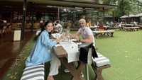Pasangan yang menikah hampir 9 tahun ini sedang menikmati makanan sembari bersantai di restoran dengan suasana yang asri nih. Foto: Instagram @bungazainal05