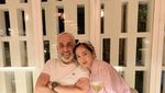 Selisih 18 Tahun, Ini Kemesraan Bunga Zainal dan Suami Saat Kulineran
