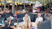 Kali ini, wanita berusia 35 tahun itu sedang santai sore bersama suaminya di sebuah beach club di Bali. Mereka pun terlihat memesan minuman segar. Foto: Instagram @bungazainal05