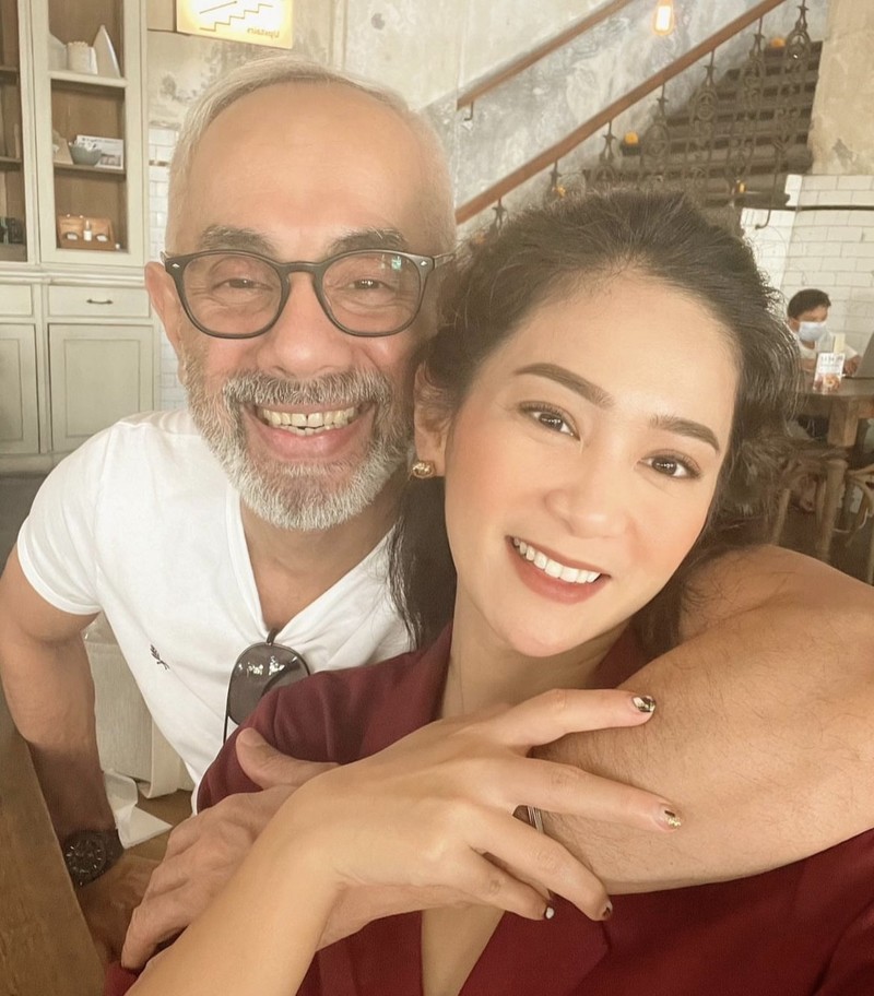 Selisih 18 Tahun, Ini Kemesraan Bunga Zainal dan Suami Saat Kulineran
