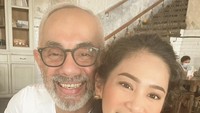 Hubungan Bunga Zainal dan suaminya sering diperbincangkan karena selisih usia 18 tahun. Namun Bunga Zainal tak peduli dan masih sering membagikan momen mesra mereka. Foto: Instagram @bungazainal05