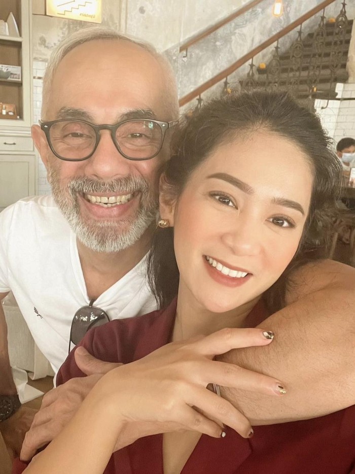Selisih 18 Tahun, Ini Kemesraan Bunga Zainal dan Suami Saat Kulineran