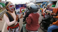 Para seniman pun berdandan wayang orang sambil membawa poster bertuliskan Bahaya Mabuk Sambil Berkendara.