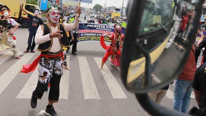 Seniman Daerah Ajak Masyarakat Cirebon Jaga Keselamatan Saat Berkendara Sejumlah seniman membawa poster imbauan tertib berlalu-lintas saat kegiatan Operasi Keselamatan Lodaya di Palimanan, Kabupaten Cirebon, Jawa Barat, Selasa (7/2/2023). Polresta Cirebon menggandeng sejumlah seniman daerah untuk mensosialisasikan keselamatan berkendara untuk mengajak masyarakat menjaga keselamatan saat berkendara.