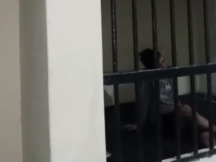 Seorang pria diamankan warga karena dicurigai hendak mencuri kotak amal di salah satu masjid di Cigombong, Bogor, Jawa Barat (Jabar). (Tangkapan layar video viral)