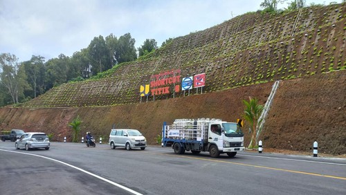 Jalan pintas (shortcut) batas kota Singaraja-Mengwitani titik 8 di Kabupaten Buleleng, yang berada di Kawasan Desa Gitgit, Kecamatan Sukasada, Kabupaten Buleleng, Bali.