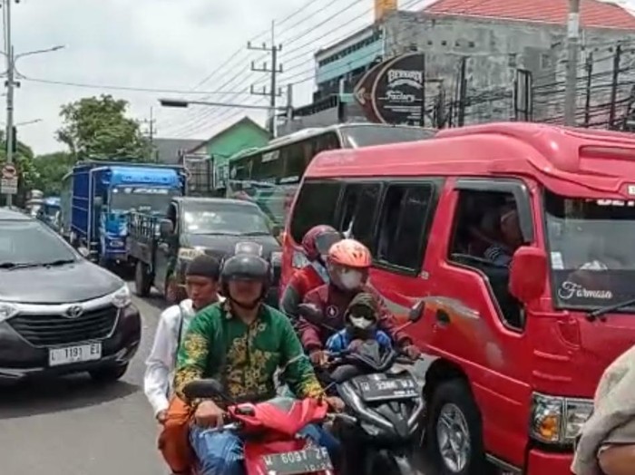 Situasi lalu lintas di Buduran di sela Puncak 1 Abad NU
