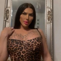 Dia bilang aku terlalu banyak operasi jadi harus menunggu tahun depan. Aku tidak dibilang tidak punya banyak lemak untuk melakukan operasi ini jadi aku harus menunggu lima bulan dan melihat kondisinya. Aku harus mencari dokter lain selagi makan makan sebisa mungkin tapi sulit untuk menggemukan diri, kata wanita yang pernah 15 minggu tidak bisa duduk karena operasi bokong itu. Foto: Instagram Sofia Lips