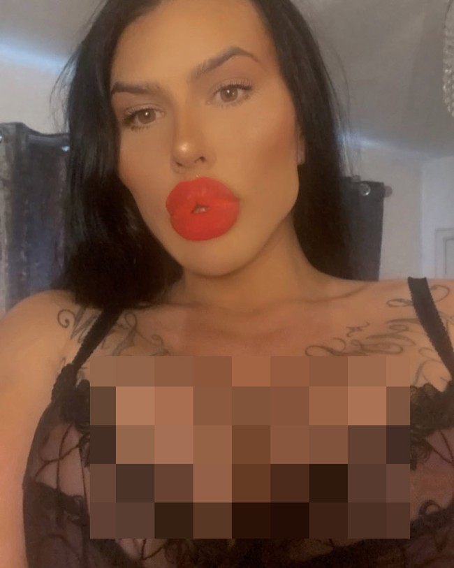 Sejauh ini Sofia Lips sudah menghabiskan lebih dari £ 200.000 atau Rp 3,6 miliaran dan belum puas dengan penampilannya. Selain bibir, ia juga melakka perubahan pada bagian bokong dan payudara. Foto: Instagram Sofia Lips