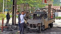 Mobil pick up tampak tinggal kerangka setelah hangus terbakar. Foto: Rachmat Ariadi/detikSulsel