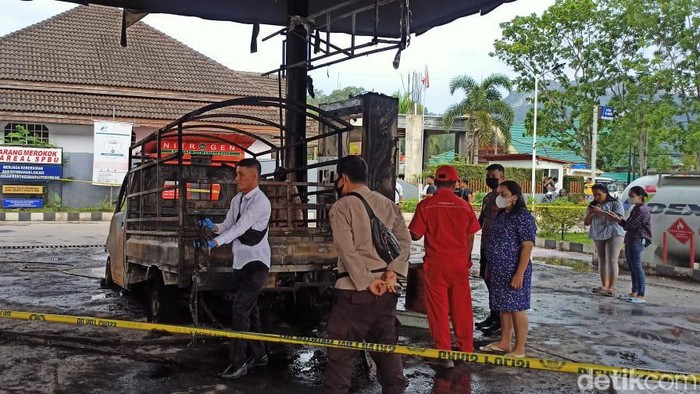 SPBU Alang-alang Toraja Utara, Sulsel terbakar. SPBU Alang-alang Toraja Utara, Sulsel terbakar.