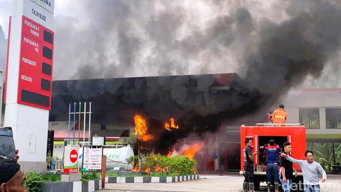SPBU Alang-alang Toraja Utara, Sulsel terbakar.