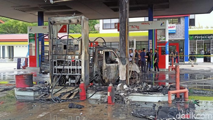 SPBU Alang-alang Toraja Utara, Sulsel terbakar. SPBU Alang-alang Toraja Utara, Sulsel terbakar.