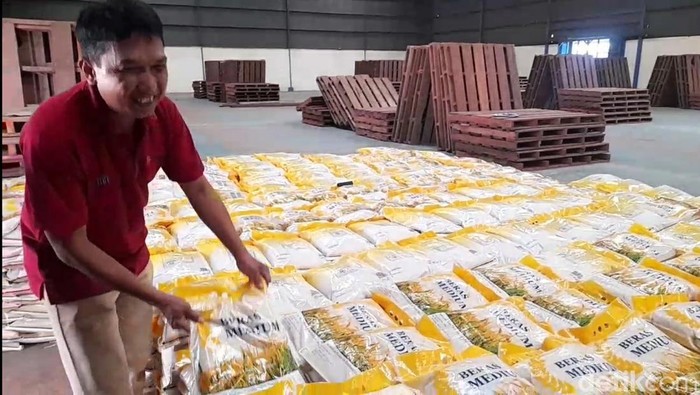 Stok beras di gudang Bulog Cabang Pekalongan di Cimohong, Bulakamba, Brebes, Selasa (7/2/2023).