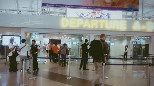 Suasana di terminal keberangkatan Internasional, Selasa (7/2/2023). (Triwidiyanti/detikBali)