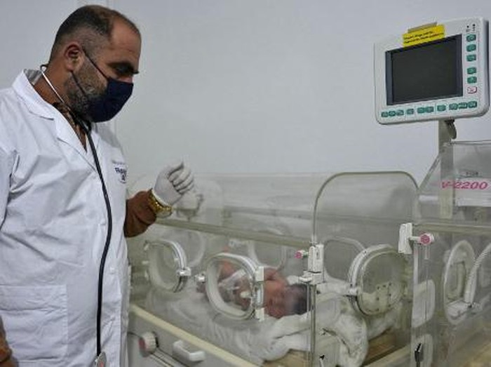 EDITORS NOTE: Graphic content / A newborn baby who was found still tied by her umbilical cord to her mother and pulled alive from the rubble of a home in northern Syria following a deadly earthquake, receives medical care from doctor Hani Maaruf, at a clinic in Afrin, on February 7, 2023. - The infant is the sole survivor of her immediate family, the rest of whom were all killed when a 7.8-magnitude quake that struck Syria and neighbouring Turkey flattened the family home in the rebel-held town of Jindayris, cousin Khalil al-Suwadi said. (Photo by Rami al SAYED / AFP)