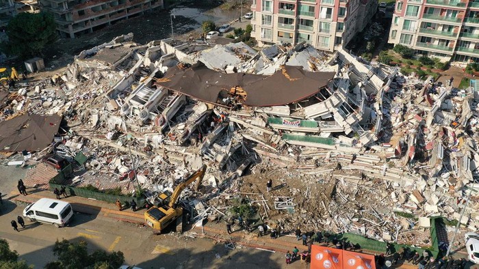 Gempa berkekuatan M 7,8 mengguncang Turki pada Senin (6/2/2023). Hingga kini, tim SAR terus berjuang siang-malam untuk mencari korban di reruntuhan bangunan.