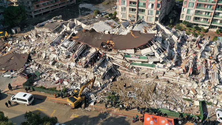 Tak Kenal Lelah, Tim SAR Siang-Malam Cari Korban Gempa Turki Gempa berkekuatan M 7,8 mengguncang Turki pada Senin (6/2/2023). Hingga kini, tim SAR terus berjuang siang-malam untuk mencari korban di reruntuhan bangunan.