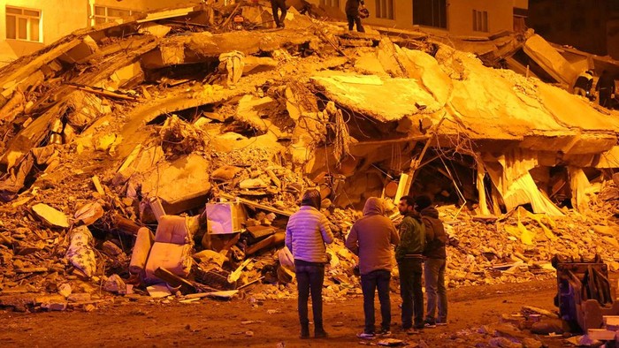 Gempa berkekuatan M 7,8 mengguncang Turki pada Senin (6/2/2023). Hingga kini, tim SAR terus berjuang siang-malam untuk mencari korban di reruntuhan bangunan.
