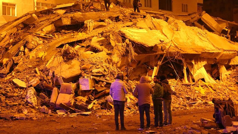 Tak Kenal Lelah, Tim SAR Siang-Malam Cari Korban Gempa Turki Gempa berkekuatan M 7,8 mengguncang Turki pada Senin (6/2/2023). Hingga kini, tim SAR terus berjuang siang-malam untuk mencari korban di reruntuhan bangunan.
