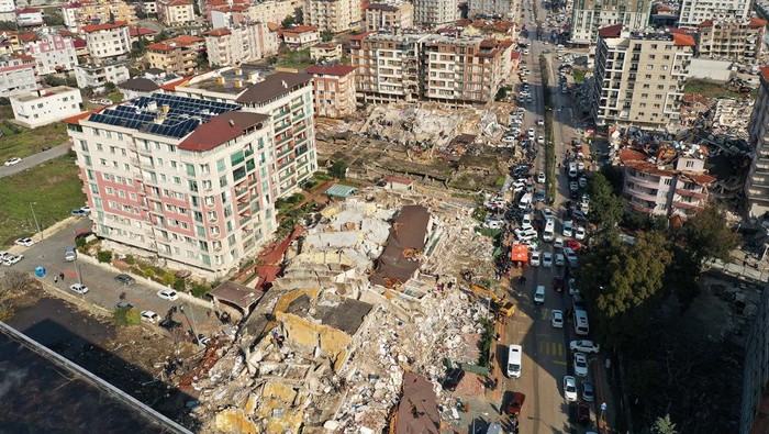 Gempa berkekuatan M 7,8 mengguncang Turki pada Senin (6/2/2023). Hingga kini, tim SAR terus berjuang siang-malam untuk mencari korban di reruntuhan bangunan.