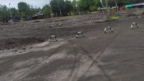 Tambahan sircuit Grass Track dan RC di Sircuit All In One Jembrana, Kecamatan Negara sudah dipasang pembatas berupa ban bekas di sepanjang lintasan, Selasa (7/2/2023). (I Putu Adi Budiastrawan/detikBali).