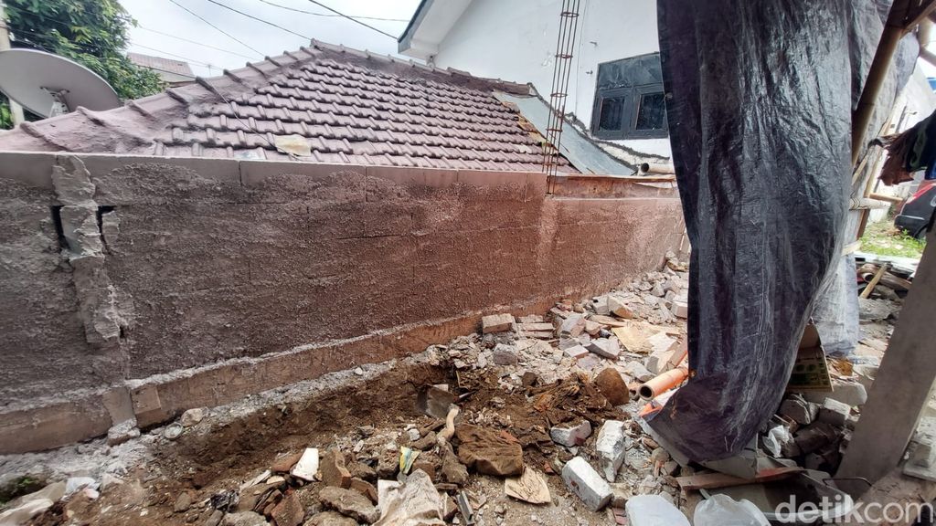 Tanah uruk Abdurachman yang mepet dengan tembok rumah Bu Ami. Tembok Bu Ami menjadi rawan jebol. (Rumondang Naibaho/detikcom)