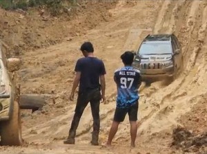 Wabup Mahulu Minta Pusat Perbaiki Jalan Rusak Antar Kecamatan 89 Km