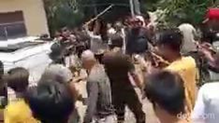Tangkapan layar video lima pria asal Garut, Jabar dihajar warga karena dituding hendak menculik anak di Muratara, Sumsel.