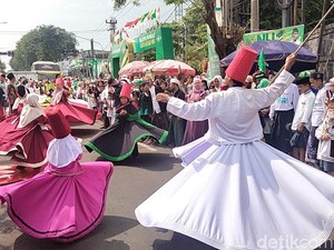 Tarian Sufi Sepanjang 2 KM Ramaikan Puncak 1 Abad NU di Alun-Alun Sidoarjo