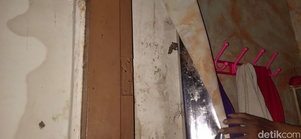Tembok rumah Bu Ami yang retak diduga karena urukan tanah tetangganya. (Rumondang Naibaho/detikcom)