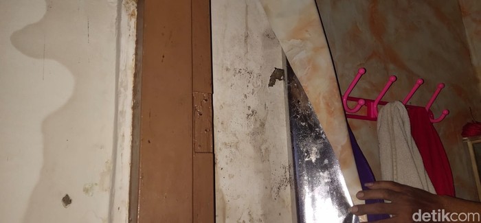Tembok rumah Bu Ami yang retak diduga karena urukan tanah tetangganya. (Rumondang Naibaho/detikcom) Tembok rumah Bu Ami yang retak diduga karena urukan tanah tetangganya. (Rumondang Naibaho/detikcom)