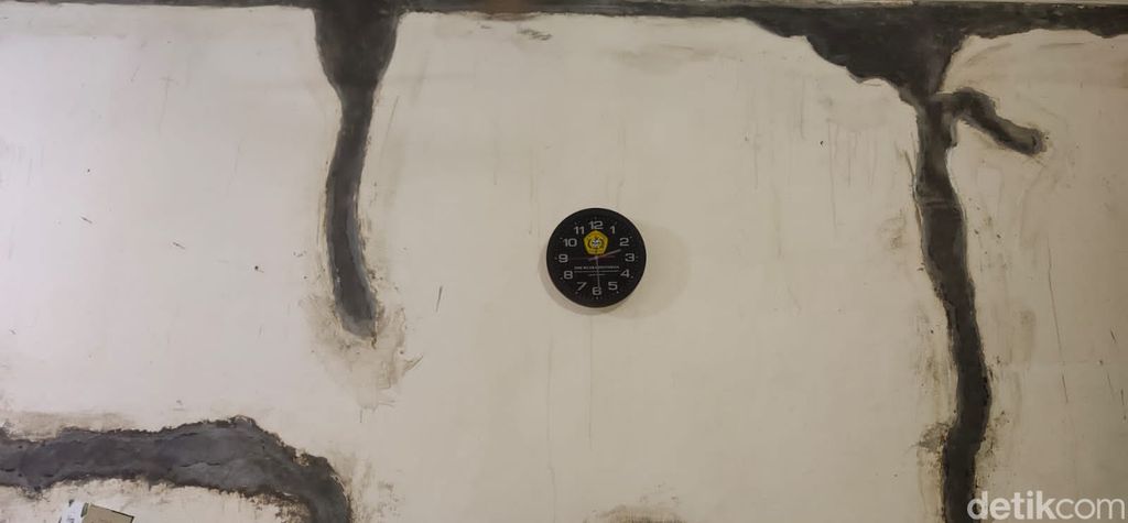 Tembok rumah Bu Ami yang retak diduga karena urukan tanah tetangganya. (Rumondang Naibaho/detikcom)