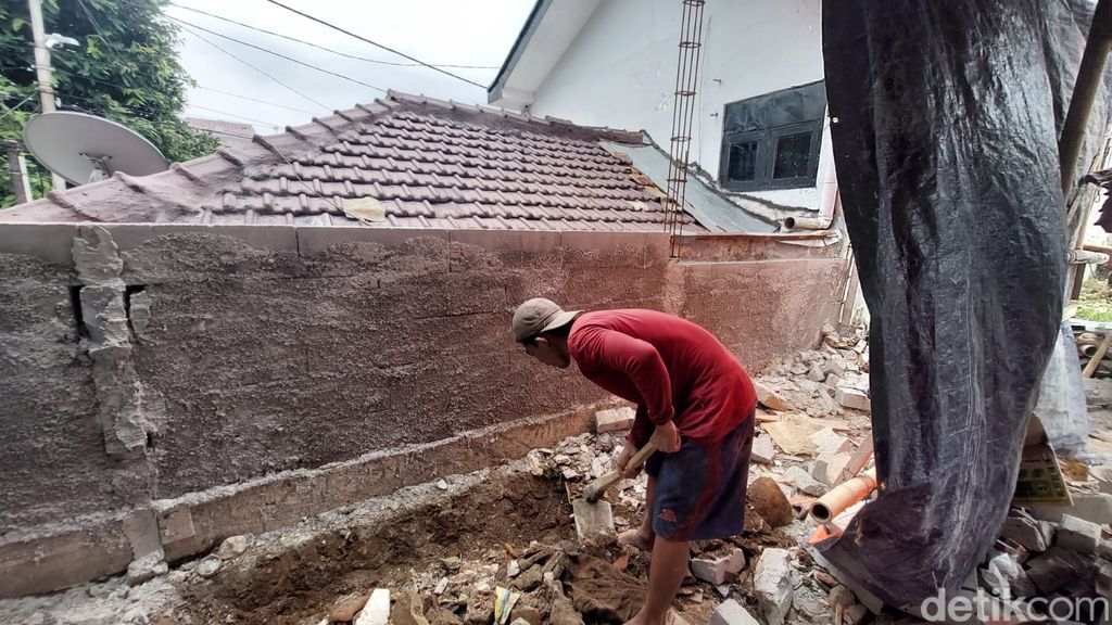 Tembok rumah Bu Ami yang retak diduga karena urukan tanah tetangganya. (Rumondang Naibaho/detikcom)