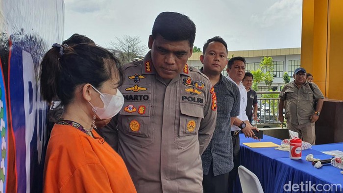 Tersangka saat di Mapolda Riau. (Raja Adil Siregar/detikSumut)