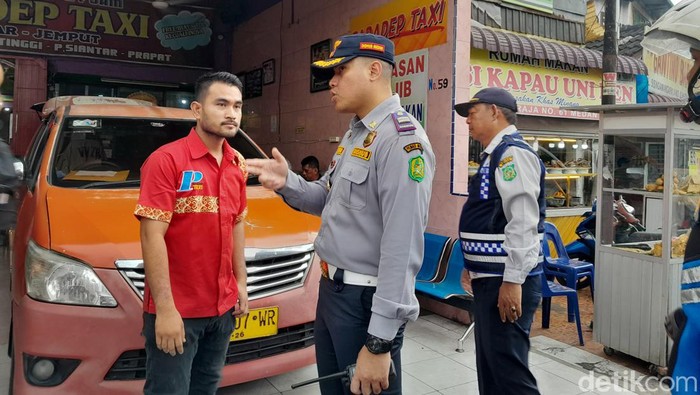 Tim gabungan melakukan penertiban di salah satu pool bus di Jalan Sisingamaraja, Medan