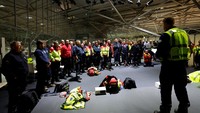 Tim penyelamat dari International Search and Rescue (ISAR) Jerman bersiap untuk terbang ke Turki yang dilanda gempa. REUTERS/Piroschka Van de Wouw  
