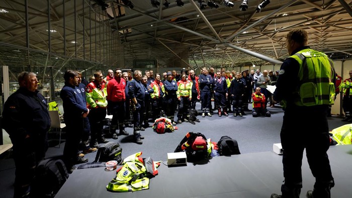 Tim SAR Jerman Terbang ke Turki untuk Bantu Korban Gempa Rescuers of International Search and Rescue (ISAR) Germany head on their way to board a charter plane, on their way to help find survivors of the deadly earthquake in Turkey, at Cologne-Bonn airport, Germany, February 7, 2023. REUTERS/Piroschka van de Wouw