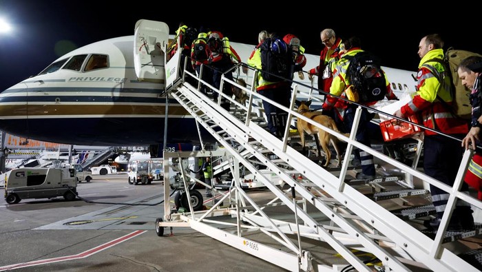 Tim SAR Jerman Terbang ke Turki untuk Bantu Korban Gempa Rescuers of International Search and Rescue (ISAR) Germany head on their way to board a charter plane, on their way to help find survivors of the deadly earthquake in Turkey, at Cologne-Bonn airport, Germany, February 7, 2023. REUTERS/Piroschka van de Wouw