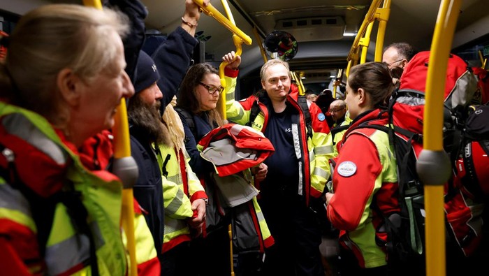 Tim SAR Jerman Terbang ke Turki untuk Bantu Korban Gempa Rescuers of International Search and Rescue (ISAR) Germany head on their way to board a charter plane, on their way to help find survivors of the deadly earthquake in Turkey, at Cologne-Bonn airport, Germany, February 7, 2023. REUTERS/Piroschka van de Wouw